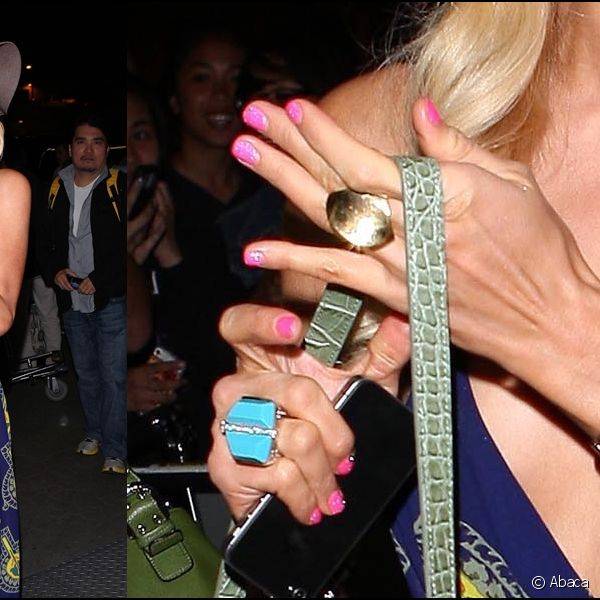 Para marcar bastante as m?os e usar as unhas como mais um acess?rio no look, Paris Hilton abusou do contraste entre o azul do vestido e o esmalte rosa.